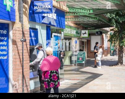 Halifax e Lloyds Banks, Majestic Way, Mitcham, London Borough of Merton, Greater London, England, Regno Unito Foto Stock