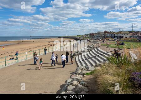 Trafficata passeggiata e lungomare, Seaburn, Sunderland, Tyne and Wear, Inghilterra, Regno Unito Foto Stock