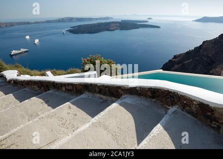 Scala in pietra discendente contro vista mare. Santorini, Grecia Foto Stock