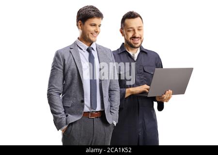 Meccanico automatico con un computer portatile che si presenta ad un cliente maschile isolato su sfondo bianco Foto Stock