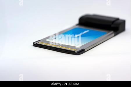 Una scheda PCMCIA utilizzata in passato per collegare i computer portatili a Internet. Tecnologia obsoleta. Connessione wireless Foto Stock
