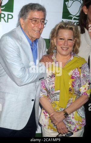 Manhattan, Stati Uniti d'America. 19 maggio 2009. NEW YORK - MAGGIO 19: Tony Bennett e Bette Midler partecipano all'ottavo picnic primaverile annuale del Bette Midler's New York Restoration Project al New Leaf Restaurant & Bar il 19 Maggio 2009 a New York City People: Tony Bennett, Bette Midler Credit: Storms Media Group/Alamy Live News Foto Stock