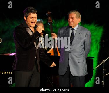 Miami, Stati Uniti d'America. 20 Marzo 2012. MIAMI, FL - MARZO 19: Tony Bennett e Alejandro Sanz si esibiscono al Tony Bennett Benefit Gala - al Vizcaya Museum & Gardens il 19 Marzo 2012 a Miami, Florida. People: Tony Bennett Alejandro Sanz Credit: Storms Media Group/Alamy Live News Foto Stock