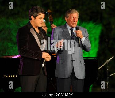 Miami, Stati Uniti d'America. 20 Marzo 2012. MIAMI, FL - MARZO 19: Tony Bennett e Alejandro Sanz si esibiscono al Tony Bennett Benefit Gala - al Vizcaya Museum & Gardens il 19 Marzo 2012 a Miami, Florida. People: Tony Bennett Alejandro Sanz Credit: Storms Media Group/Alamy Live News Foto Stock