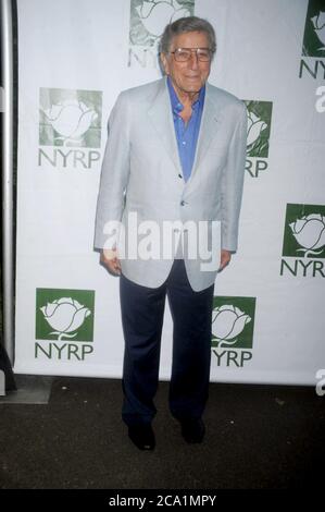 Manhattan, Stati Uniti d'America. 19 maggio 2009. NEW YORK - MAGGIO 19: Tony Bennett e Bette Midler partecipano all'ottavo picnic primaverile annuale del Bette Midler's New York Restoration Project al New Leaf Restaurant & Bar il 19 Maggio 2009 a New York City People: Tony Bennett, Bette Midler Credit: Storms Media Group/Alamy Live News Foto Stock