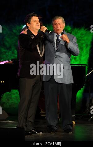 Miami, Stati Uniti d'America. 20 Marzo 2012. MIAMI, FL - MARZO 19: Tony Bennett e Alejandro Sanz si esibiscono al Tony Bennett Benefit Gala - al Vizcaya Museum & Gardens il 19 Marzo 2012 a Miami, Florida. People: Tony Bennett Alejandro Sanz Credit: Storms Media Group/Alamy Live News Foto Stock