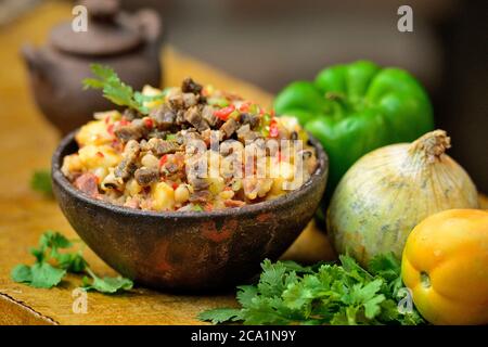 Piatto tradizionale e ordinato con carne di manzo a scatti, riso, fagioli verdi e verdure. Foto Stock