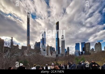 Il parco centrale, la città di New York vista luce del giorno con le persone a piedi, skyline di New York, nuvole e alberi Foto Stock