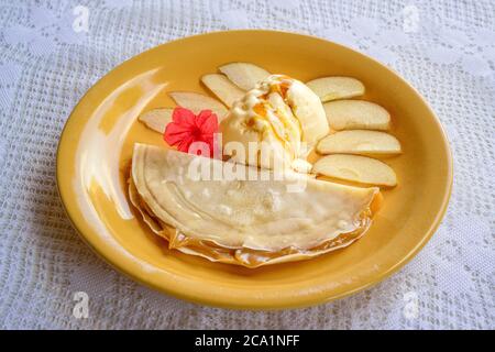 Dulce de leche crepe con gelato alla vaniglia Foto Stock