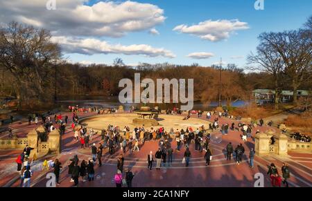 Bethesda Terrace e Fontana nel Central Park di New York con il famoso Angelo delle acque statua vista diurna con persone e nuvole nel cielo Foto Stock