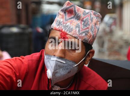 Kathmandu, Nepal. 3 agosto 2020. Un sacerdote offre tika sulla fronte dopo aver legato un filo sacro in celebrazione del festival di Janai Purnima in mezzo alla pandemia del virus corona in un tempio di Shiva a Kathmandu, Nepal. (Foto di Archana Shrestha/Pacific Press) Credit: Pacific Press Media Production Corp./Alamy Live News Foto Stock