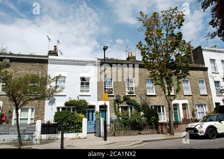 Case a schiera vittoriane a due piani in Gillespie Road, Highbury, London Borough of Islington, N5 Foto Stock