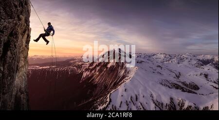 Epico avventuroso Extreme Sport composito di Rock Climbing Man Rappelling Foto Stock