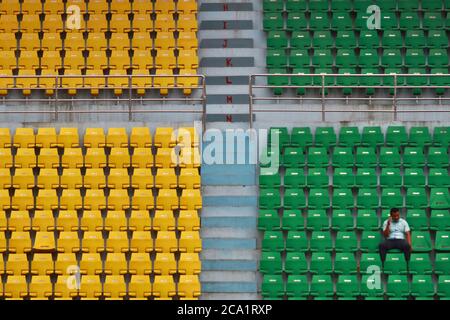 Kathmandu, Nepal. 3 agosto 2020. Il Dasrath Stadium, chiuso dalla prima settimana di aprile 2020, ha ripreso i lavori di manutenzione a terra. Come il governo non ha dato il permesso ufficiale per la formazione e partite a causa della malattia di Covid-19. (Foto di Dipendra Dhangana/Pacific Press) Credit: Pacific Press Media Production Corp./Alamy Live News Foto Stock