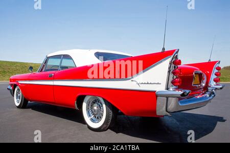 CONCORD, NC (USA) - Aprile 6, 2019: UN 1958 DeSoto automobile sul display in Pennzoil AutoFair Classic Car Show a Charlotte Motor Speedway. Foto Stock