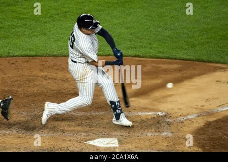 Bronx, Stati Uniti. 3 agosto 2020. New York Yankees Gio Urshela (29) si è piazzata in una corsa a tre run a casa segnando Giancarlo Stanton e Aaron Hicks nel sesto assalimento contro i Philadelphia Phillies allo Yankee Stadium di New York lunedì 3 agosto 2020. Foto di Corey Sipkin/UPI Credit: UPI/Alamy Live News Foto Stock