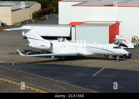 Bombardier Global 6000-BD-700 aereo privato parcheggiato presso l'aeroporto internazionale King County, WA, USA. Business jet per viaggi aerei VIP a lungo raggio. M-MBLY. Foto Stock