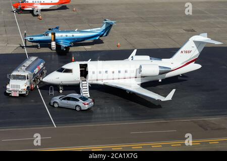 Bombardier CL-600 Challenger 650 presso l'aeroporto di King County. Rifornimento di carburante privato per trasporto di lusso. Auto per trasporto VIP e jet business. Foto Stock