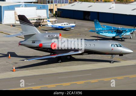 Dassault Falcon 50 aerei privati parcheggiati presso l'aeroporto internazionale King County, WA, USA. Getto d'affari. Foto Stock