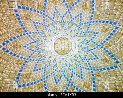 Soffitto a cupola decorato con opere d'arte islamica all'interno della Moschea Turkmenbashi Ruhy costruita a Gypjak Ashgabat, Turkmenistan. Foto Stock