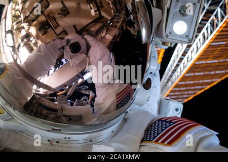 L'astronauta della NASA Bob Behnken conduce una passeggiata spaziale di sei ore con il collega astronauta Chris Cassidy fuori dalla Stazione spaziale Internazionale 26 giugno 2020 a Earth Orbit. Foto Stock