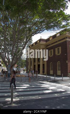 MANLY, AUSTRALIA-DEC 16: Pedoni che attraversano la strada fuori dagli uffici del Consiglio di Manly il 16 dicembre 2013. Manly è un sobborgo della parte settentrionale di Sydney. Foto Stock