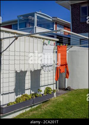 Stanmore Bay Auckland Nuova Zelanda. Linea di lavaggio suburbana Auckland e serbatoio dell'acqua. Neville Marriner Hasselblad X1D Foto Stock