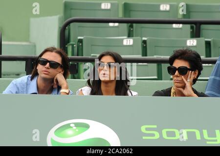 Miami, Stati Uniti d'America. 29 marzo 2010. KEY BISCAYNE, FL - MARZO 29: Kim Kardashian fa il lancio della moneta di apertura e che con sua madre Kris Jenner e l'amico Jonathan Cheban tutti guardano come Roger Federer della Svizzera gioca contro Florent Serra della Francia il giorno 7 del 2010 Sony Ericsson Open al Crandon Park Tennis Center il 29 marzo, 2010 a Key Biscayne, Florida. People: Jonathan Cheban Kim Kardashian Kris Jenner Credit: Storms Media Group/Alamy Live News Foto Stock