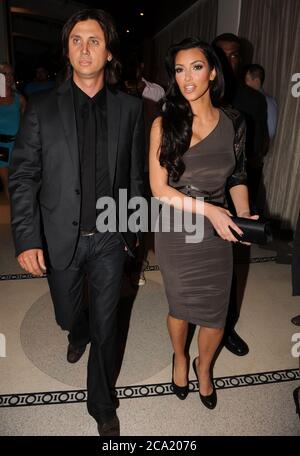 Miami, Stati Uniti d'America. 24 Ott 2008. MIAMI, FL - OTTOBRE 25 : Kim Kardashian celebra il suo 29° compleanno bash numero due con l'amico Jonathan Cheban ad un nightclub di Miami Beach il 25 Ottobre 2009 a Miami, Florida. Persone: Jonathan Cheban, Kim Kardashian Credit: Storms Media Group/Alamy Live News Foto Stock