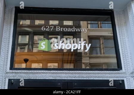 New York, NY - 3 agosto 2020: Vista della sede centrale di Shopify New York a Broadway, l'azienda ha annoniato che i dipendenti non devono mai tornare in ufficio Foto Stock