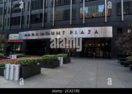 New York, NY - 3 agosto 2020: Vista della sede centrale del Warner Music Group di New York a Broadway, la società ha indicato che i dipendenti non torneranno in ufficio fino al 2021 Foto Stock