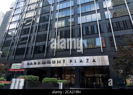 New York, NY - 3 agosto 2020: Vista della sede centrale del Warner Music Group di New York a Broadway, la società ha indicato che i dipendenti non torneranno in ufficio fino al 2021 Foto Stock