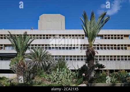 Tel Aviv, Israele - 11 gennaio 2017: Un edificio moderno all'Università di Tel Aviv costruito con materiale tradizionale in pietra, incorniciato da palme e cactus. Foto Stock