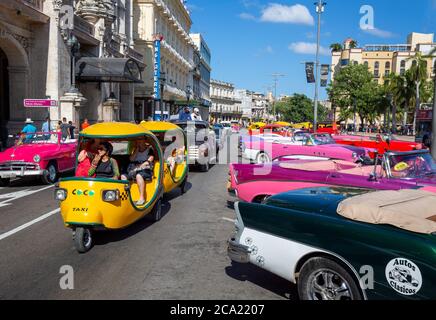 L'Avana, Cuba – 16 gennaio 2020: Il famoso e colorato Taxi dell'Avana aspetta i turisti per fare un giro in un'auto d'epoca intorno alle principali attrazioni della città Foto Stock