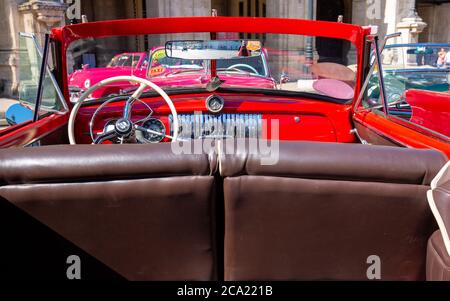 L'Avana, Cuba – 16 gennaio 2020: Il famoso e colorato Taxi dell'Avana aspetta i turisti per fare un giro in un'auto d'epoca intorno alle principali attrazioni della città Foto Stock