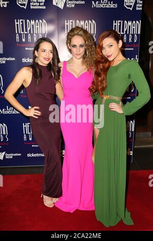 Sydney, Australia. 27 luglio 2015. Libby Asciak, Lucy Maunder ed Erin Claire arrivano sul tappeto rosso. Il premio annuale Helpmann Awards premia il suo grado Foto Stock