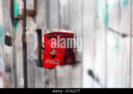 Giacarta / Indonesia - 25 luglio 2020. Le cassette Coca-Cola possono essere viste dalla porta vuota del vecchio magazzino Foto Stock