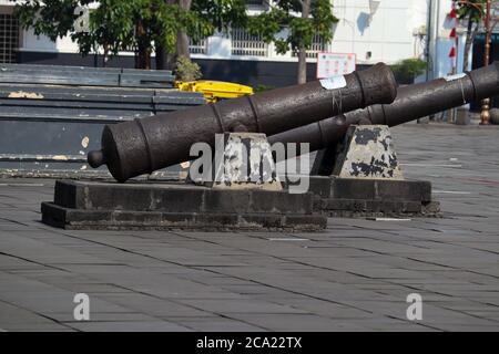 Giacarta / Indonesia - 25 luglio 2020. Due cannoni coloniali olandesi esposti di fronte al Fatahilah Museum Park di Giacarta Foto Stock