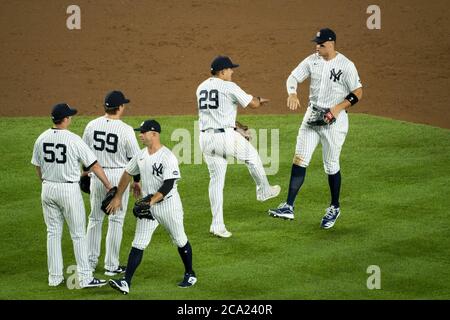 Bronx, Stati Uniti. 3 agosto 2020. New York Yankees Gio Urshela (29) secondo da destra e Aaron Judge (99) a destra celebrano la loro vittoria 6-3 contro i Philadelphia Phillies allo Yankee Stadium di New York lunedì 3 agosto 2020. Foto di Corey Sipkin/UPI Credit: UPI/Alamy Live News Foto Stock