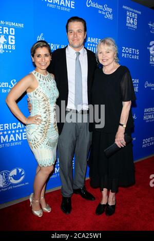 LOS ANGELES - SET 29: Michelle Phillips, figlio Austin Hines, Lois Hines al 2018 American Humane Hero Dog Awards al Beverly Hilton Hotel il 29 Settembre 2018 a Beverly Hills, CA Foto Stock