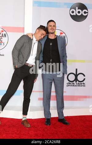 LOS ANGELES - OTT 9: Dean Unglert, ben Higgins al 2018 American Music Awards al Microsoft Theatre il 9 ottobre 2018 a Los Angeles, California Foto Stock