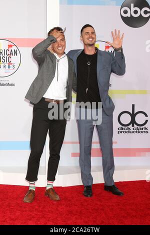 LOS ANGELES - OTT 9: Dean Unglert, ben Higgins al 2018 American Music Awards al Microsoft Theatre il 9 ottobre 2018 a Los Angeles, California Foto Stock