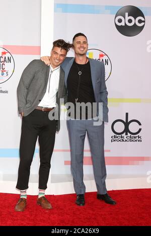 LOS ANGELES - OTT 9: Dean Unglert, ben Higgins al 2018 American Music Awards al Microsoft Theatre il 9 ottobre 2018 a Los Angeles, California Foto Stock