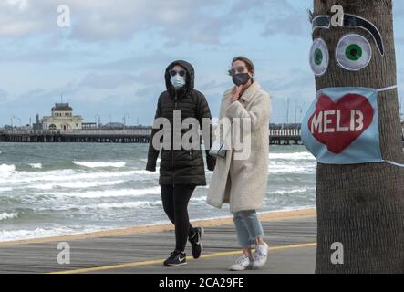 Melbourne Covid-19 2020. Maschera 'i love Melb' su un albero in una vuota St Kilda Beach a Melbourne Australia . Foto Stock