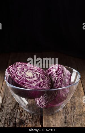 Cavolo rosso tagliato a mezza testa in una ciotola per insalata, primo piano, spazio per la copia. Ricetta, copertina caricatore, cornice verticale.primo piano Foto Stock