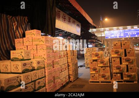 La frutta è imballata nel mercato all'ingrosso della frutta di Yau ma Tei di notte Foto Stock