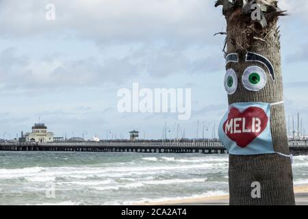 Melbourne Covid-19 2020. Maschera 'i love Melb' su un albero in una vuota St Kilda Beach a Melbourne Australia . Foto Stock