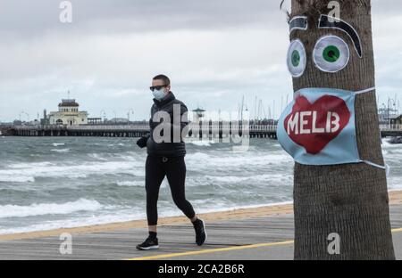 Melbourne Covid-19 2020. Maschera 'i love Melb' su un albero in una vuota St Kilda Beach a Melbourne Australia . Foto Stock