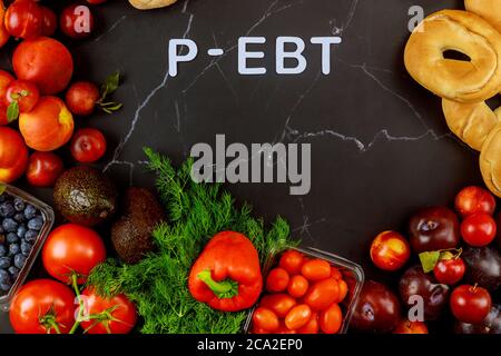 Programma Pandemic-EBT aiutare i bambini che acquistano cibo durante la scuola chiuso per il covid-19. Programma SNAP. Foto Stock