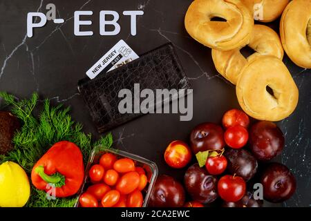 East Brunswick, New Jersey agosto 03 2020.. P-EBT card con cibo per bambini che ricevono un pranzo gratuito o ridotto a scuola. Foto Stock